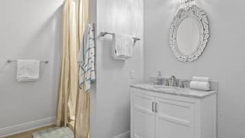 SĂšche-cheveux, serviettes fournies