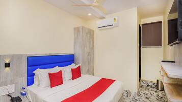 Deluxe Double Room | Desk