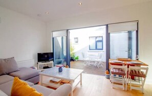 テレビ、暖炉、書庫