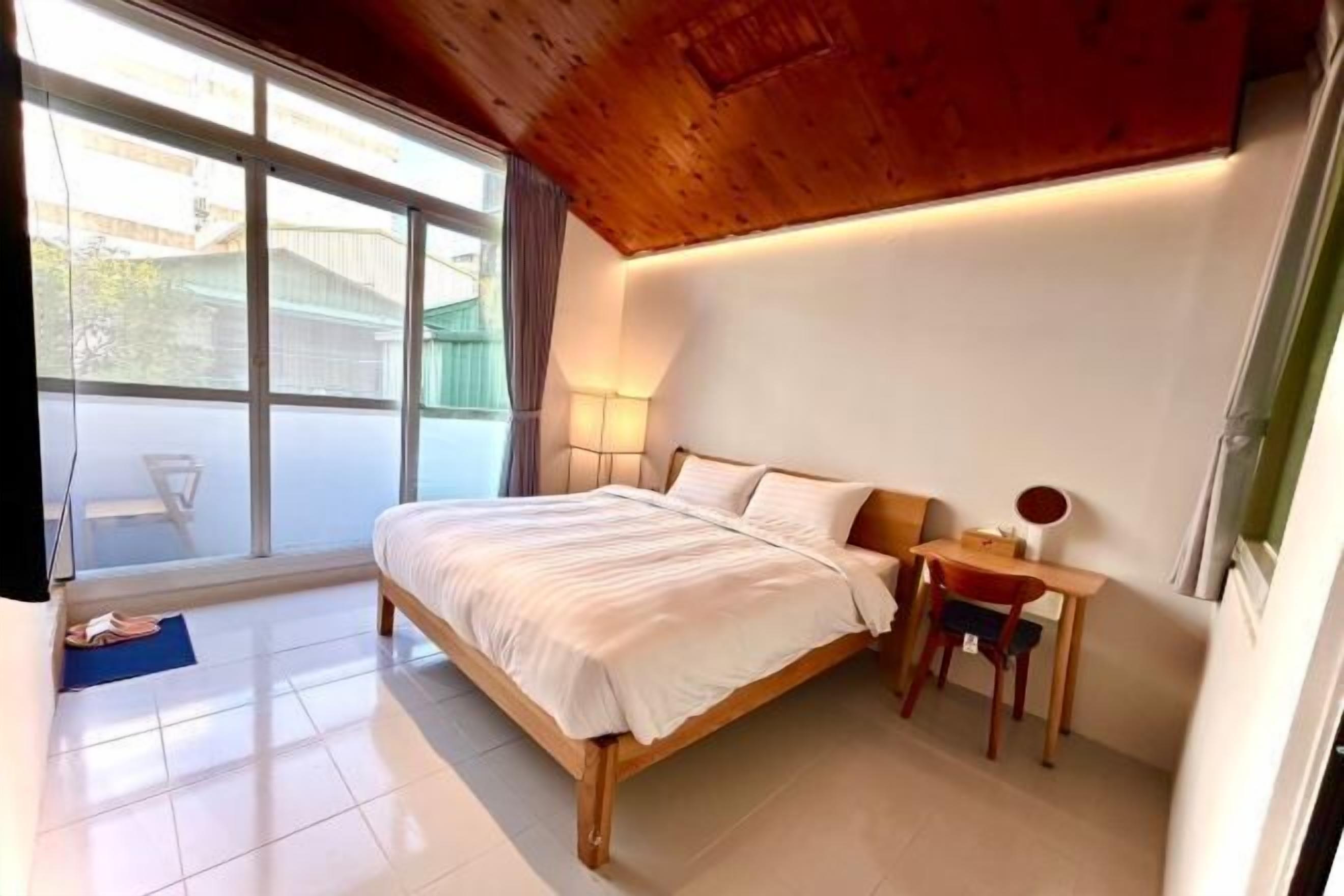 Desk, soundproofing, free WiFi, bed sheets