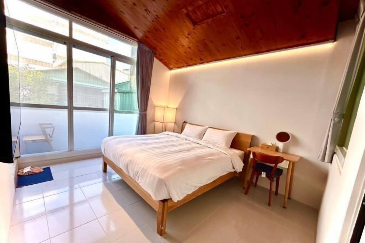 Desk, soundproofing, free WiFi, bed sheets