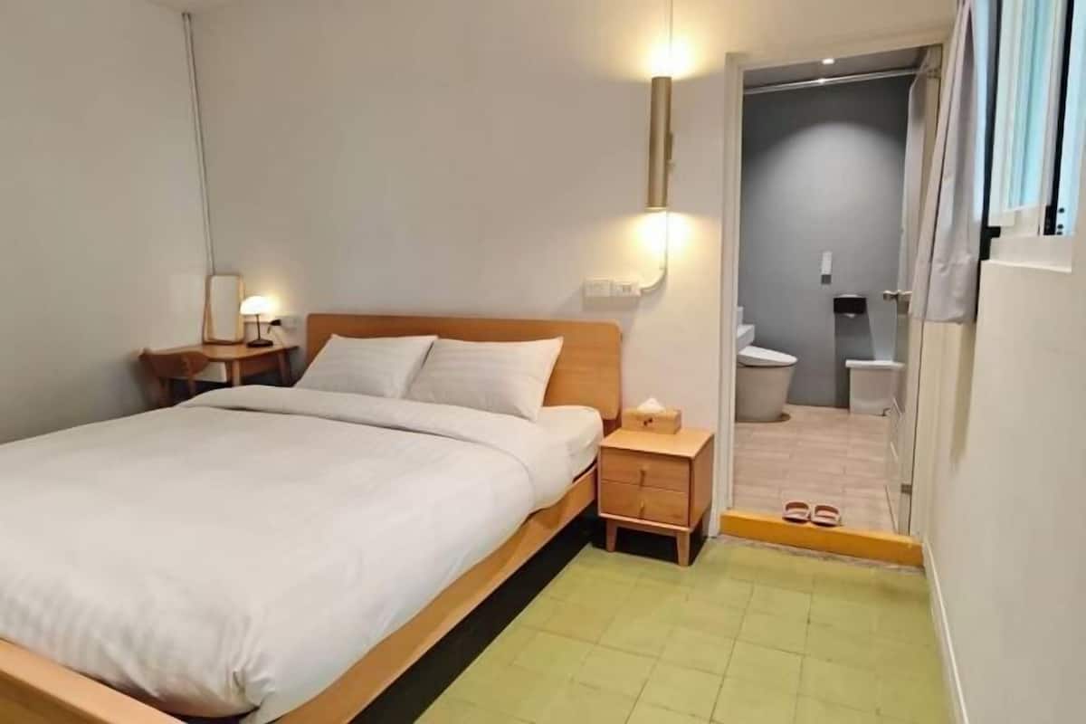 Desk, soundproofing, WiFi (free), bed sheets