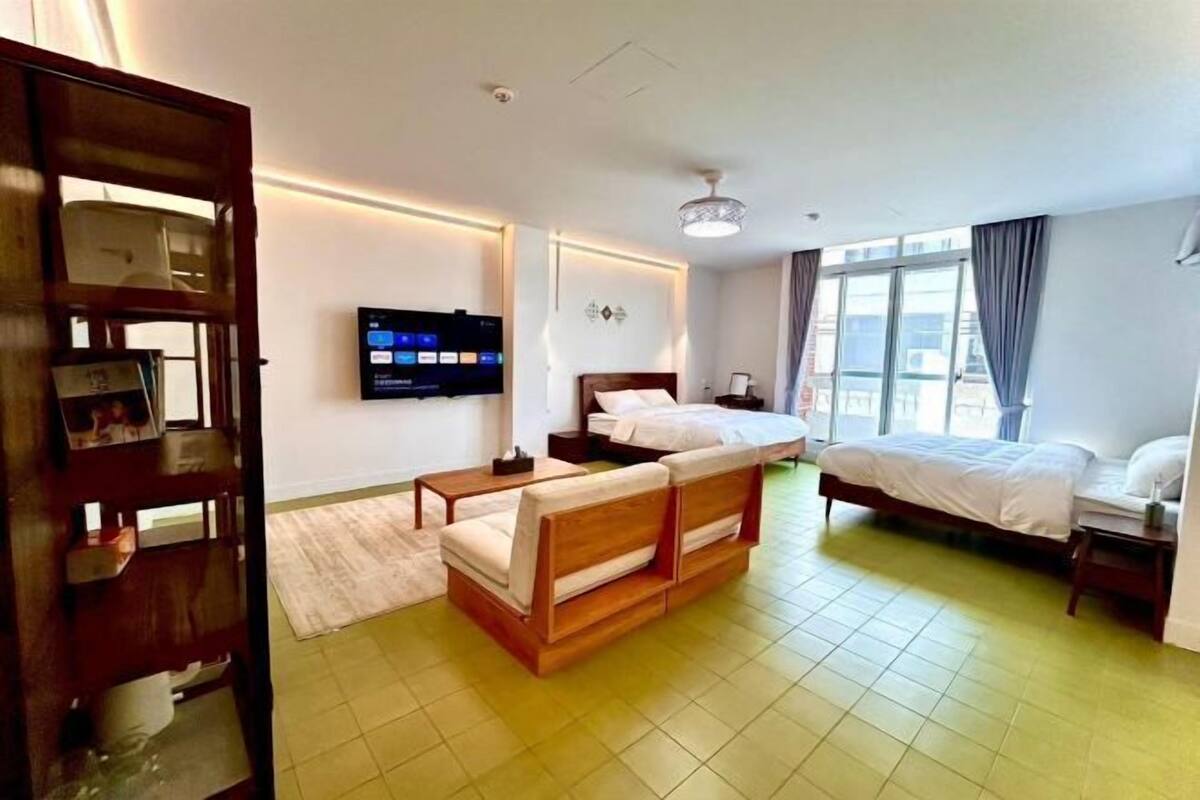 Desk, soundproofing, WiFi (free), bed sheets