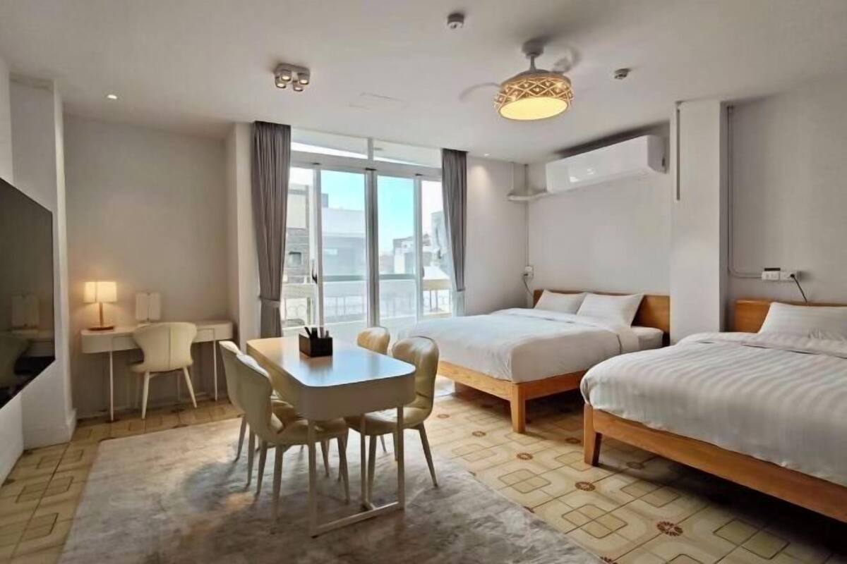 Desk, soundproofing, free WiFi, bed sheets