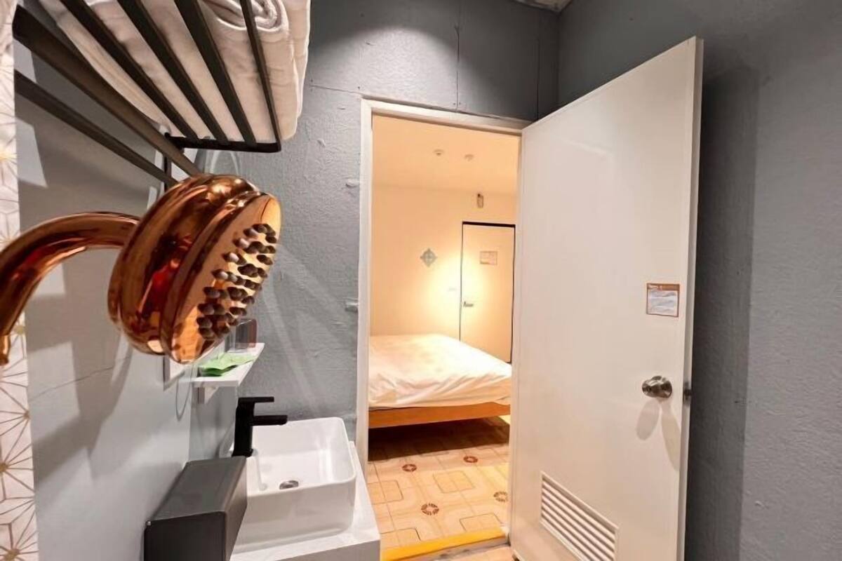 Desk, soundproofing, free WiFi, bed sheets