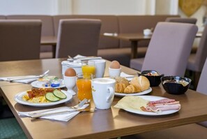 Daily buffet breakfast for a fee - Aspire Palais Recklinghausen,Trademark Collection by Wyndham (Recklinghausen)