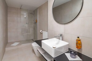 Ducha, artículos de tocador gratuitos, secador de pelo, toallas