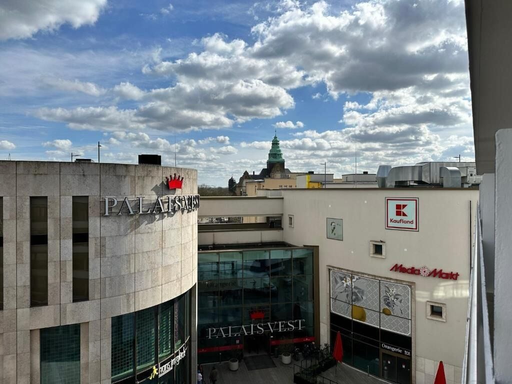 Una vista di un edificio con il cartello 