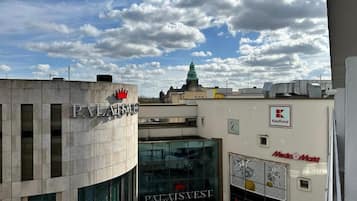 Una vista di un edificio con il cartello