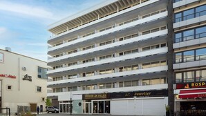 A multi-story building with a modern architectural design, featuring balconies on each floor. - Aspire Palais Recklinghausen,Trademark Collection by Wyndham (Recklinghausen)