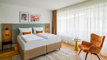 Business Room, 1 King Bed, Balcony | Individually decorated, individually furnished, blackout drapes