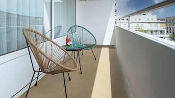 Business-Zimmer, 1 King-Bett, Balkon | Individuell dekoriert, individuell eingerichtet, Verdunkelungsvorhänge