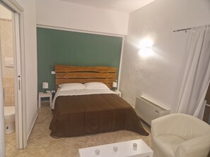 Habitación básica, vistas a la colina | 1 dormitorio, sábanas de algodón egipcio, ropa de cama de alta calidad