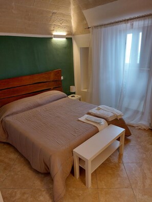 Habitación cuádruple junior, vistas a la colina | 1 dormitorio, sábanas de algodón egipcio, ropa de cama de alta calidad