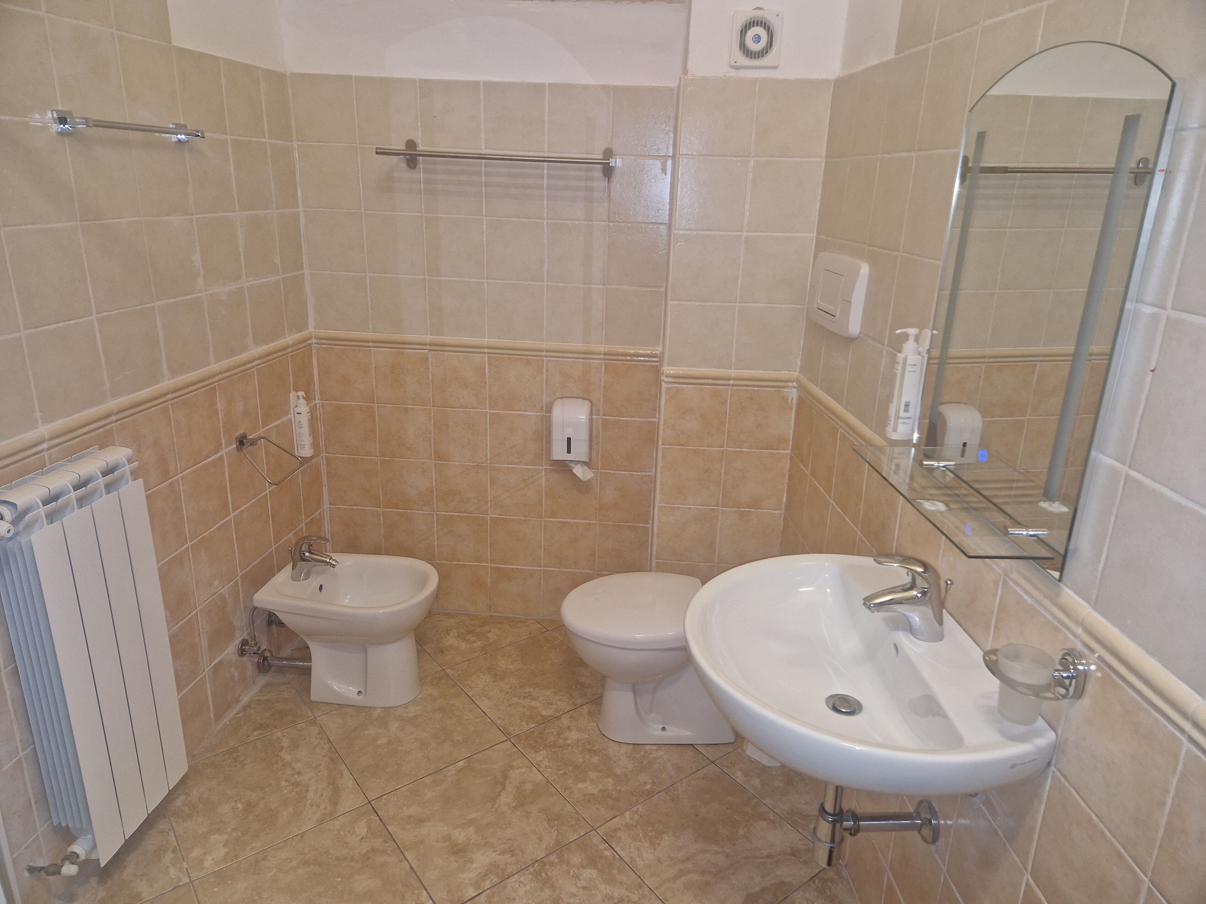 Shower, rainfall showerhead, free toiletries, hair dryer