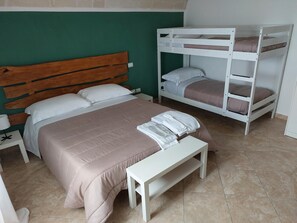 Classic Quadruple Room, Mountain View | Egyptian cotton sheets, premium bedding, Select Comfort beds, minibar - Hotel Relais Scaffe (Pennapiedimonte)