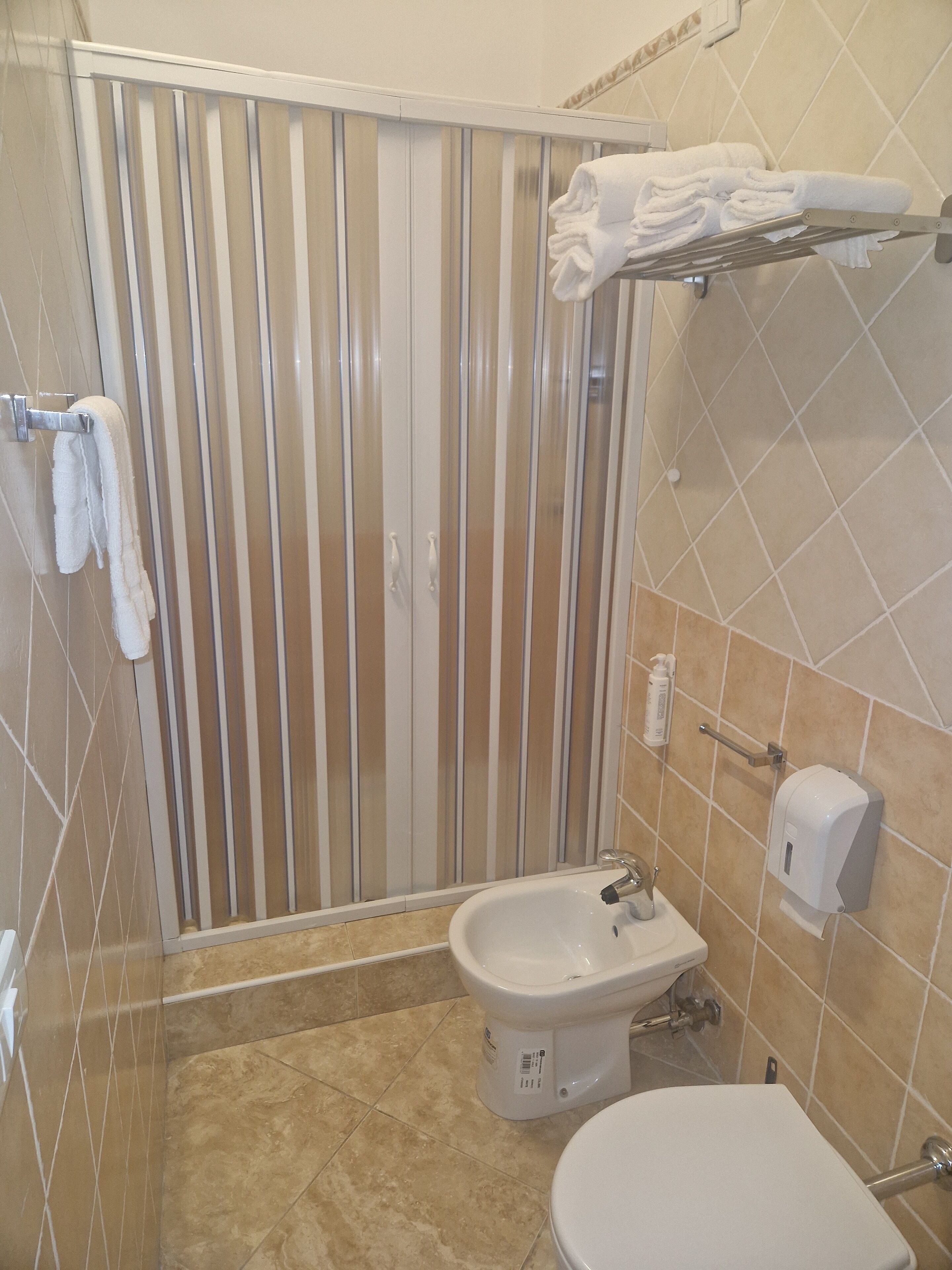 Douche, douche à « effet pluie », articles de toilette gratuits