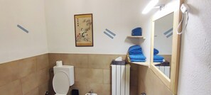  milieuvriendelijk toiletgerief, een haardroger, handdoeken, zeep