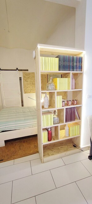 1 bedroom, desk, free WiFi, bed sheets
