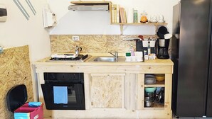 Wasserkocher mit Kaffee-/Teezubehör, Kühlschrank, Ofen, Herdplatte