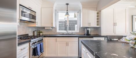 Een koelkast, een microgolfoven, een oven, een kookplaat