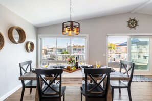 Dining - Ocean Breeze II by AvantStay | Steps to the Beach! (Newport Beach)