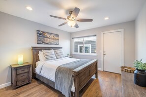 5 Schlafzimmer, Schreibtisch, Bügeleisen/Bügelbrett, Reisekinderbett