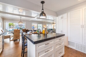 Dining - Ocean Breeze Buyout by AvantStay | Steps to Beach! (Newport Beach)