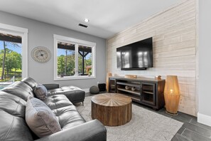 Smart TV, caminetto, videogiochi, studio