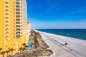 On the beach - Beachfront 3BDR • Private Beach Access, Ocean Views, Gym | Sunscape by AvantStay (Panama City)