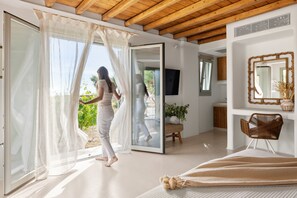 8 bedrooms, iron/ironing board, WiFi, bed sheets