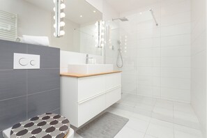 Shower, towels - Apartment With Terrace by Renters (Gdansk)