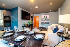 City Terrace Apartment - Two Bedroom Apartment | In-room dining - Tunnage Square Apartments by EPIC  (Liverpool)