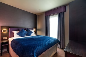 1 bedroom, desk, laptop workspace, soundproofing