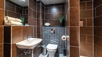 Apartamento | Banheiro | Chuveiro, ducha de hidromassagem, secador de cabelo, toalhas de banho