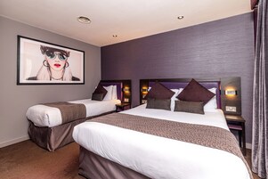 Escritorio y espacio para trabajar con laptop 