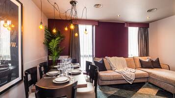 Appartement | Woonruimte | Een 50-inch flatscreentelevisie met satellietzenders