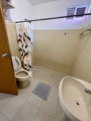 Doccia, asciugacapelli, asciugamani, sapone