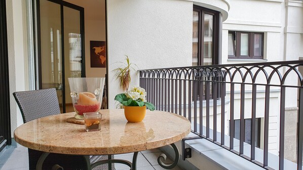 Outdoor dining - Beautiful & fantastic apartment with garden between Potsdamer and Alexanderplatz (Berlin)