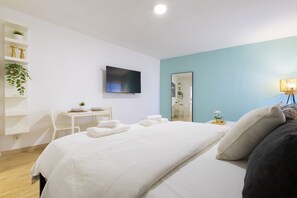 Tabla de planchar con plancha, wifi gratis y ropa de cama 