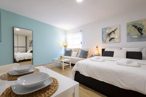 Tabla de planchar con plancha, wifi gratis y ropa de cama 