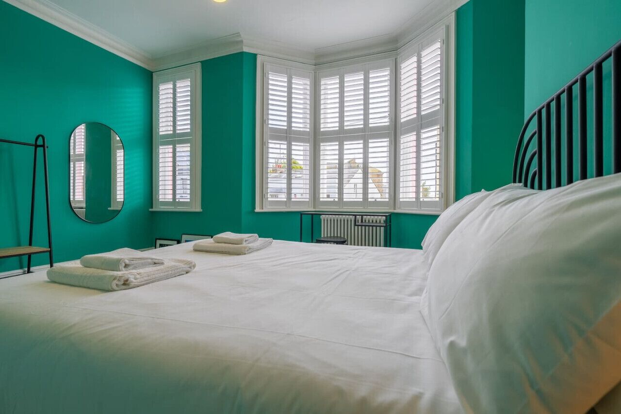 5 bedrooms, desk, iron/ironing board, travel crib