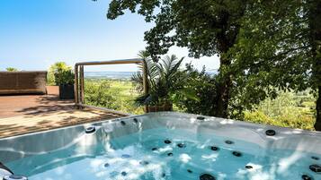 Bain à remous extérieur