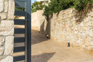 Property grounds - Brand new Villa Volakas BY APOKORONAS VILLAS (Gavalochori)