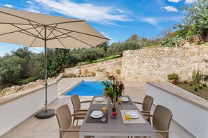 Outdoor dining - Brand new Villa Volakas BY APOKORONAS VILLAS (Gavalochori)