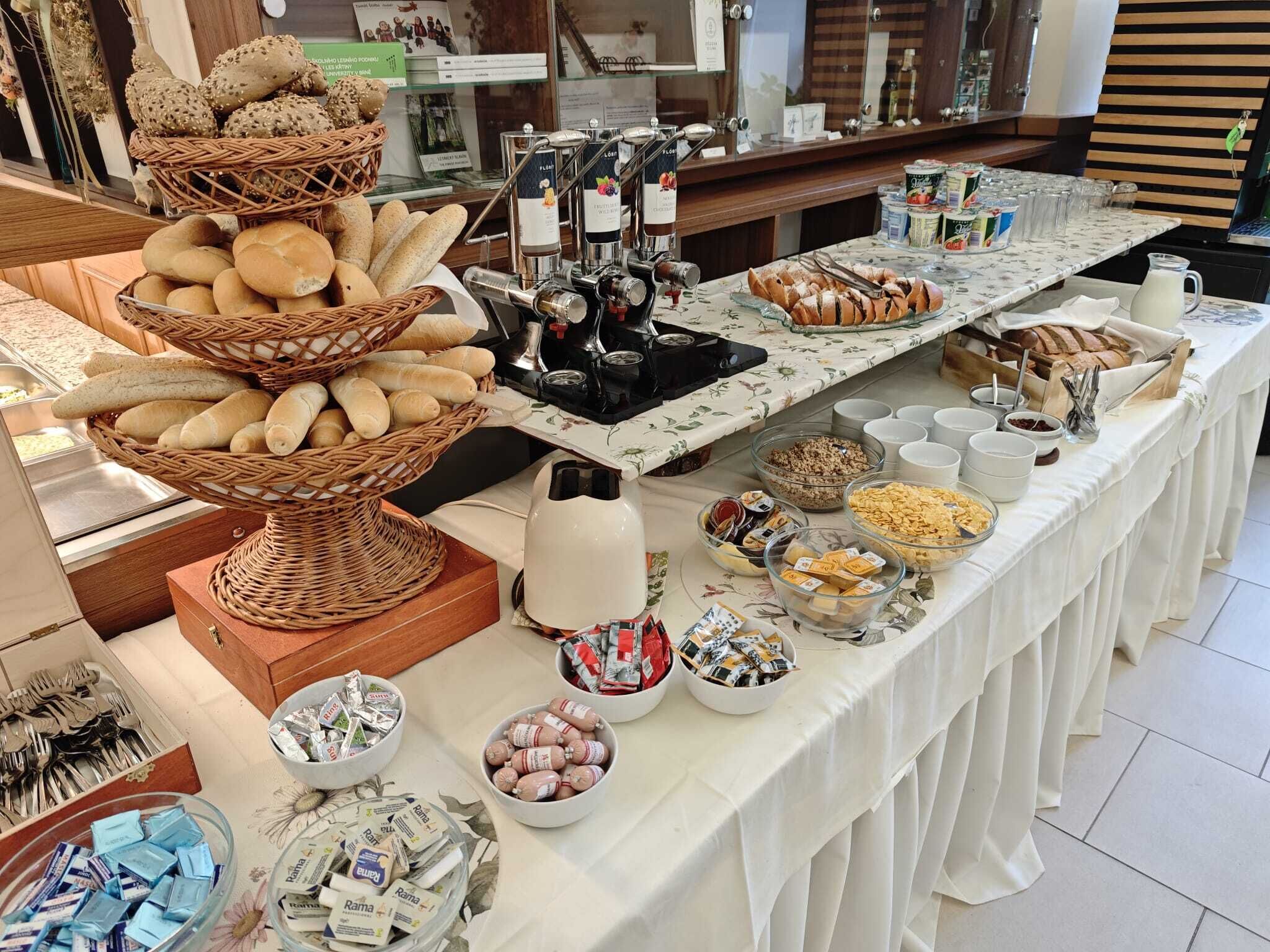 Montaje de bufé con diversos alimentos y cubiertos.