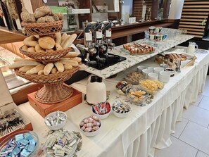 Free daily buffet breakfast  - Zamek Krtiny  (Krtiny)