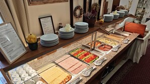 Un dispositiu de buffet amb diverses opcions de menjar, plats i coberts.