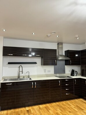 Fridge, microwave, oven, stovetop - Modern luxury apartment with Lakeview (Dartford)