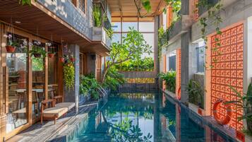 Una piscina al aire libre